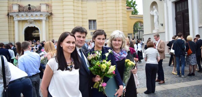 Sesuo Simona (pirma iš kairės) ir tėvai sveikina Kamilę (antra iš dešinės), baigusią Vilniaus universitete medicinos studijas.