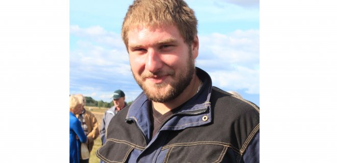 Užėmęs priešpaskutinę vietą jauniausias konkurso dalyvis  Arvydas Juškys džiaugėsi galimybe dalyvauti tokiame konkurse: „Kai gyveni kaime nuo gimimo, pradedi melžti karves dešimties metų. Bet čia kitaip melžiama, kitas švarumas.“  Jam patiko ir pati galimybė pasižmonėti, pabendrauti su bendraminčiais. / U. Laurinaitytės nuotr.