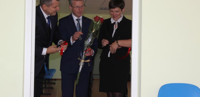 Įmonės „Kretingos maistas“ atstovas Irmantas Norkus, Jurbarko savivaldybės meras Skirmantas Mockevičius ir Veliuonos gimnazijos direktorė Vida Greičiūtė perkirpo modernizuotos valgyklos juostelę.