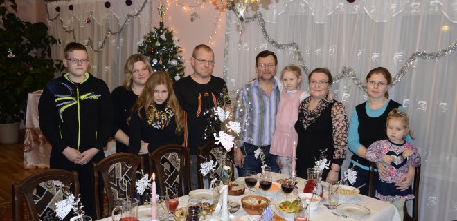 „Įsiklausykime, gerumas žodžiais laša: tikėjimo, ramybės, meilės, šilumos. Gerumo angelai mums šviesą neša, uždegs Kalėdų šviesą kiekvienuos namuos. Pamirškim rūpesčius ir negandas pamirškim, tebus mūs kūne ir sieloje darnu. Gerosiom fėjom viens kitam pavirskim, laimingi būkime po angelo sparnu“, – šeimai prie Kūčių stalo savo kūrybos eilėmis linkėjo Albina.
