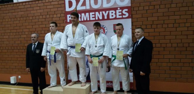 Antras iš dešinės ant pakylos - L.Lažauninkas. / V.Paukščio nuotr.