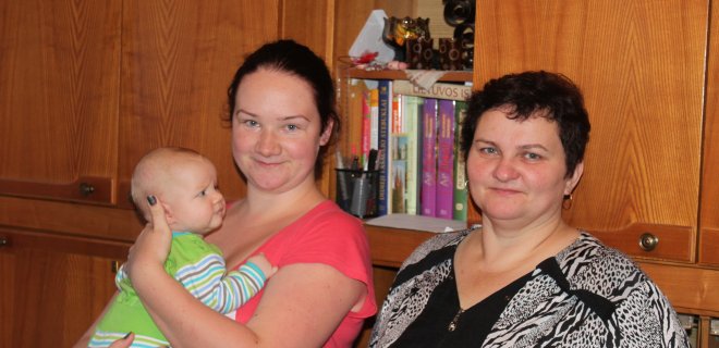 Po vienu stogu puikiai sutaria dvi ūkininkės – Vitalė Zubrickienė ir jos marti jaunoji ūkininkė Ilona. Galbūt ateityje jų pėdomis paseks ir dviejų mėnesių Raselė, saugiai įsitaisiusi ant mamos rankų.