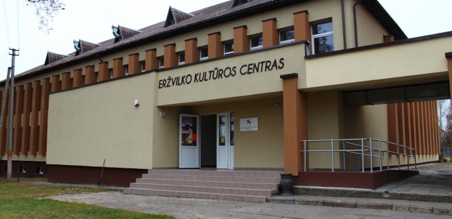 Renovuotas Eržvilko kultūros centro pastatas įsikūręs Eržvilko seniūnijos kaimynystėje. / S.Mazurkevičienės nuotr.