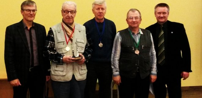 Veteranų grupėje pirmas buvo A.Žukauskas (antras iš kairės)