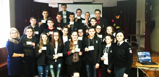 Jaunojo policijos rėmėjo pažymėjimai įteikti net 27 Eržvilko gimnazijos moksleiviams. / Jurbarko PK nuotr.