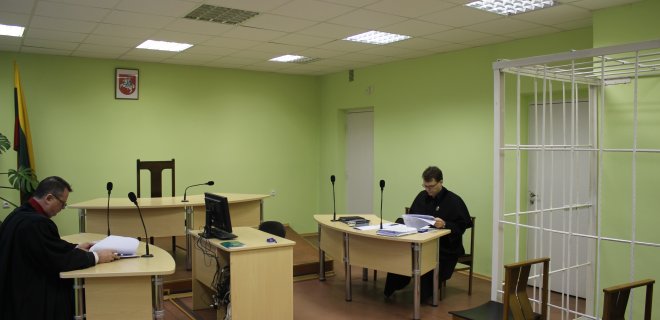 Bylos prokuroras A.Bartusevičius (kairėje) ir kaltinamųjų advokatas M.Kukaitis. / L.Juškaitienės nuotr.