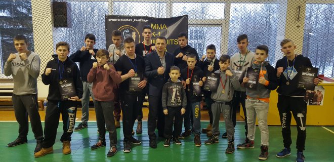 Jurbarko sporto klubo „Pantera“ vadovas ir treneris Mindaugas Smirnovas su savo auklėtinių komanda. Raseiniuose jurbarkiečiai medalių iškovojo bene visose amžiaus grupėse. / Organizatorių nuotr.