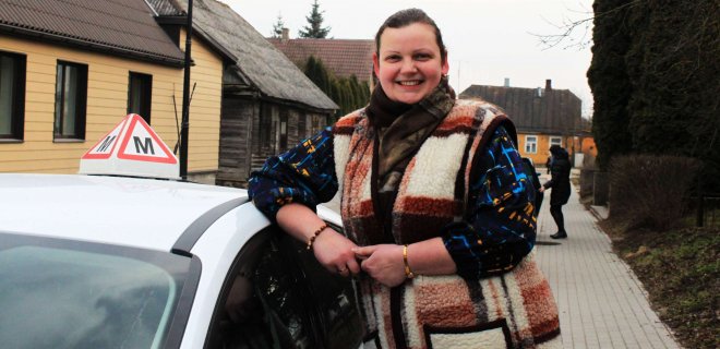 Vairavimo mokykloje „Arvaira“ instruktore dirbanti 28 metų Eglė Židžiūnienė patikino, kad šis darbas jai taip tinka ir patinka, kad net jos sveikata ir savijauta pagerėjo.