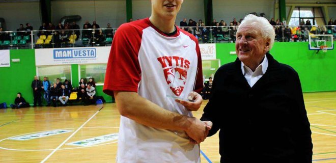 Seimo narys Bronius Pauža apdovanojo ryškiausią Šakių 