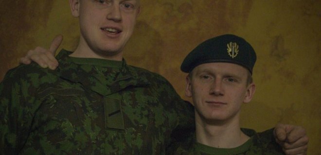 Tarnauti tėvynei išėjo abu broliai jurbarkiečiai Rytis ir Andrius Bakšiai. Vaikinai tarnauja toje pačioje  LDK Vytenio bataliono kuopoje Marijampolėje. / R.Bakšienės nuotr. nuotr.