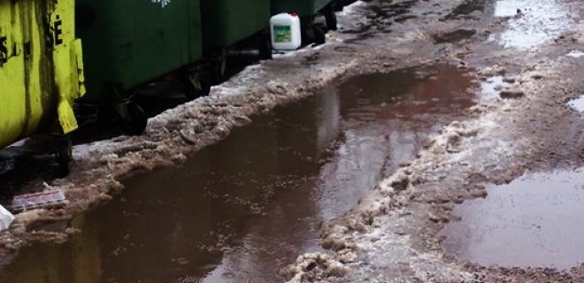Pasak „Mūsų laiko“ skaitytojų, vienas prasčiausios būklės miesto kiemų – prie Gedimino g. 15 daugiabučio. „Jis atrodo lyg po karo. „Duobės ne tik neišbrendamos, bet ir sunkiai išvažiuojamos. Šiukšles išnešti sudėtinga dėl 
