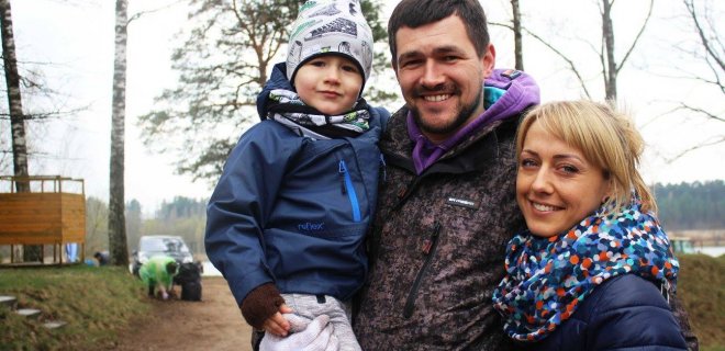 Aida su vyru naru ir sūnumi tvarkyti karjero pakrančių atvyko iš Raudonės.