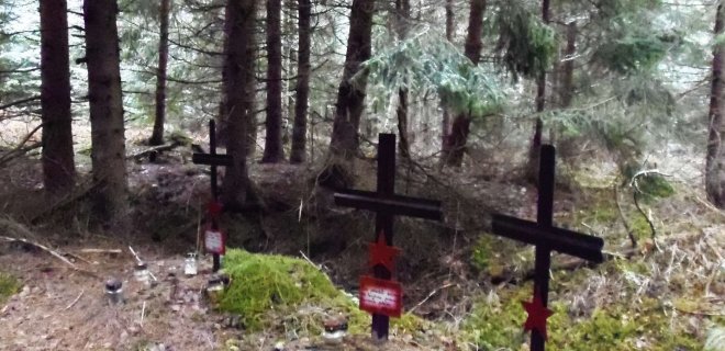 Juoduoju archeologu vadinamas viešvilietis karių palaikus radęs, juos perlaidojęs ir pastatęs paminklų 2011, 2014 metais. Tačiau policijai apie  rastus karių palaikus policijai dabar pranešė pirmą kartą..