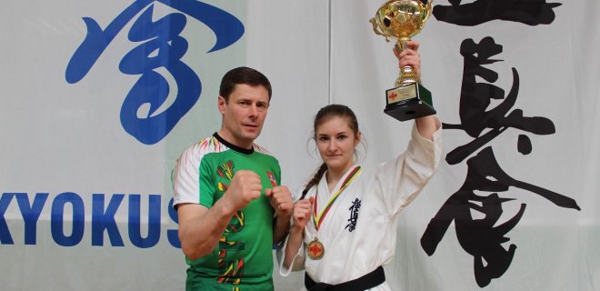 Sandra Kringelytė kartu su savo treneriu Rolandu Kringeliu / Kumite nuotr.