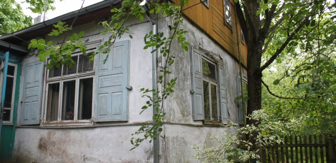 Antanas šioje sodyboje gyvena nuo 1955 metų, kai, jo žodžiais, parėjo žentu, t. y. persikėlė gyventi į savo žmonos Onos Skrickytės tėvų sodybą.