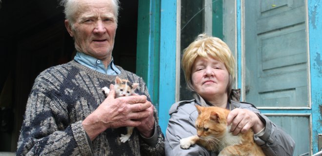 Tėvas, dukra ir daug daug kačių, kurias jie priglaudžia, kai kiti atsikrato. Tokie yra Antanas ir Birutė Puišiai, bene paskutiniai Paalsio II kaimo gyventojai, kurie, sako, nė nepastebėjo, kaip nemažame kaime liko vieni du.
