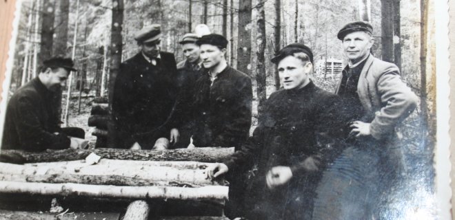Laikai, kai Antanas Puišys su vietiniais vyrais dirbo miške.