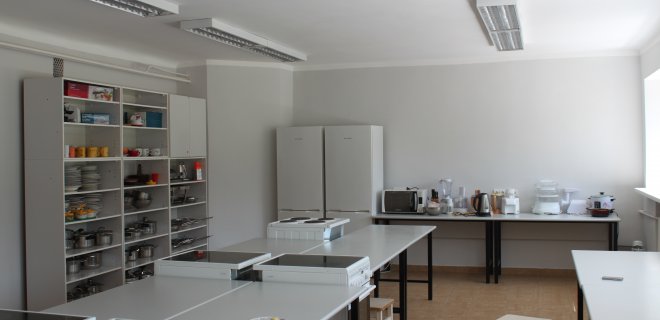 Suremontuota maisto ruošimo laboratorija. Įsigyta praktinio mokymo priemonių skirtingoms mokymo programoms: konvekcinė krosnis, elektrinė pjaustyklė ir kt.
