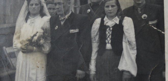 Vienintelė Aldonos ir Vytauto vestuvių nuotrauka prie senos klebonijos Jurbarko mieste. Fotografavo kebonas Tamoševičius. Liudininkais buvo sesuo Zita ir jos pabrolys.