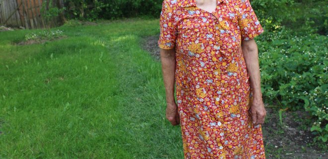 Laiminga ir viskuo patenkinta. 84 metų Aldona Gaižauskaitė Paulaitienė savo bendraamžėje sodyboje gyvena su jaunesniu broliu Antanu. Aldona nusifotografavo savo tėvų namo fone – tėvai pas dukrą atsikraustė su visa sodyba, kuri dabar rymo už kiemo tvoros ir tarnauja kaip sandėlis.