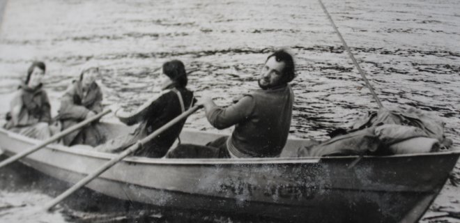 Sūnus Vytautas nuotraukose dažniausiai keliauja apsuptas klasiokų, kursiokų, draugų.
