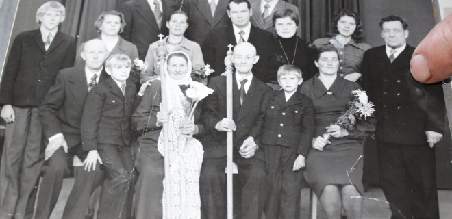 Tėčio Sabastijojo ir mamos Onos auksinės vestuvės. 50 metų santuokos sukaktį šventė visa giminė: Aldona su vyru Antanu bei sūnumi Vytautu. Seserys bei broliai ir jų vaikai. Nuotrauka daryta 1977 metais. Aldonai tuo metu buvo 46 metai.