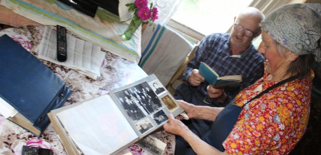 „Ir aš rašiau eiles, bet nesigiriu, – įsiterpė brolis Antanas, iki tol nesikišęs į pokalbį. Kol sesuo ieškojo savo vestuvių nuotraukos, brolis perskaitė vieną savo eilėraštį, kurį parašė atlikdamas tarnybą kariuomenėje. Ištrauka iš jo eilėraščio: „Nevalgysiu aš grikių košės,/ nes užgimiau laisvu žmogum./ Ir neieškosiu beržui tošies,/po šaltu Estijos dangum./ Nusėdo dulkės poligonų,/ po mirtinai šaltos nakties,/ nebenešiosiu aš pogonų,/ nei automato ant peties.