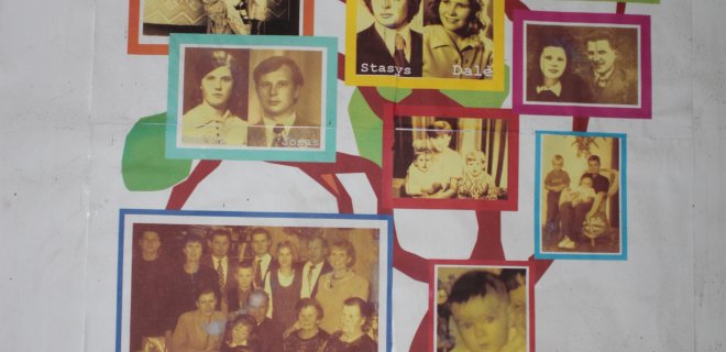 Jono namuose – daug artimųjų nuotraukų ir šventųjų paveikslų. Ir ant stalų, ir ant sienų. Ir netgi genealoginis medis su nuotraukomis ir spausdintinėmis raidėmis įrašas, kas, kada ir kam gimė. Pirmasis įrašas – 1952 metų birželį įvyko Zofijos ir Jono Survilų vestuvės. 1954 metų liepą gimė dukra Gražina, 1957 m. birželį – dukra Dalia. 1974 metais Gražina susituokė su Jonu; 1975 metais gimė Gražinos ir Jono duktė Daiva. 1978 metais Dalia susituokė su Stasiu. Paskutinis įrašas – 2001 m. gruodį gimė visų mylimiausia Daivos dukrytė Guoda.