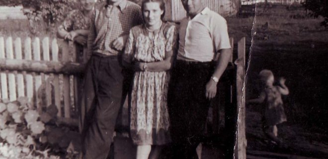 Stankaičių sodyba prieš gerą pusšimtį metų. A. ir P. Stankaičiai stovi kairėje.