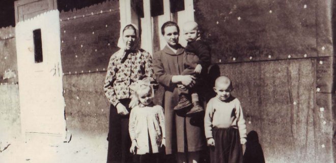 Prie senosios trobos. Močiutė Elžbieta su dukra Aldona ir trim jos vaikais Maryte, Sidu ir Domu (nuotraukoje nėra Kristinos).