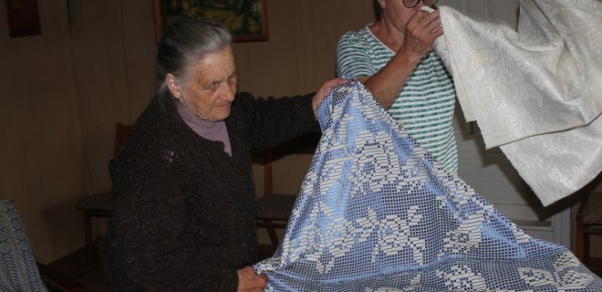 Audėjos Aldonos ir dukros Marytės rankose – glėbiai gražiausių audinių. Vėliausi atausti šilkiniais siūlais.