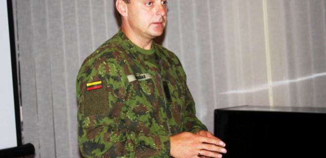 A.Jovaišas šį rytą susikaupusius šauktinius pralinksmino savo pokštais.