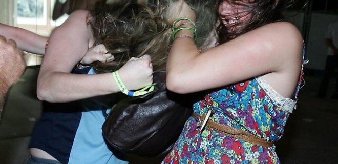 http://www.scrapdigest.com/girl-fight-starts-sucker-punch-ends-muay-thai-technique/3087/ nuotr.