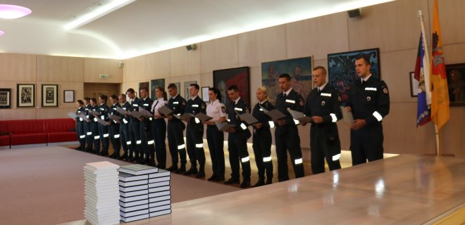 Prisiekė ginti, saugoti ir padėti 17- pareigūnų, kurių dvi nuo šiol dirbs Jurbarko rajono policijos komisariate. / Marijampolės apsk, VPK nuotr.
