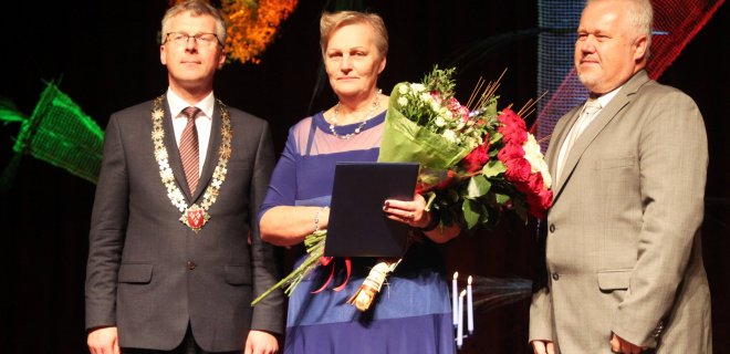 Garbingiausiu savivaldybės pagarbos ženklu apdovanota vienintelė Eržvilko gimnazijos direktorė B.Genienė.