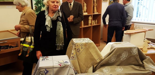 Elena Montvydienė prie savo siuvinėtų staltiesių. / Godos Vilkelienės nuotr.