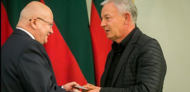 Pažymėjimas - iš Z.Vaigausko rankų. / T.Bauro/lrytas.lt nuotr.