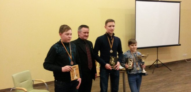 Erikas Pranskaitis (pirmas iš kairės) moksleivių grupėje - trečias.
