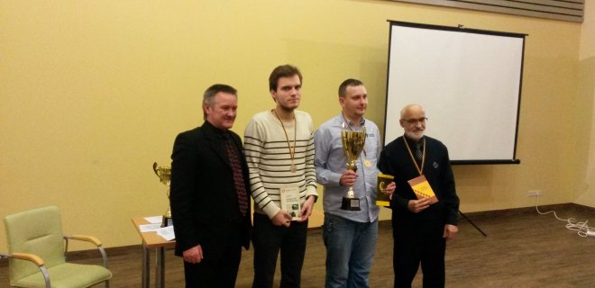 Turnyro vicečempionas - jurbarkietis Tomas Jankūnas (antras iš kairės), kuris liko antras (7 taškai).