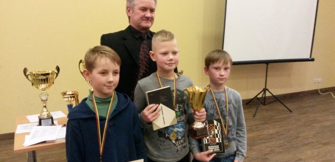 Skomantas Juškaitis, pirmas iš dešinės, (6 taškai) užėmė 2 vietą iki 9 metų grupėje. nuotr.