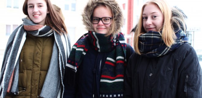 (Iš kairės į dešinę) Gimnazistės Kotryna, Gintarė ir Deimantė yra tos pačios nuomonės, kad šią datą reikia minėti. „Nes tai yra istorijos dalis. Be šios dienos nebūtų ir mūsų“, - sako jos.