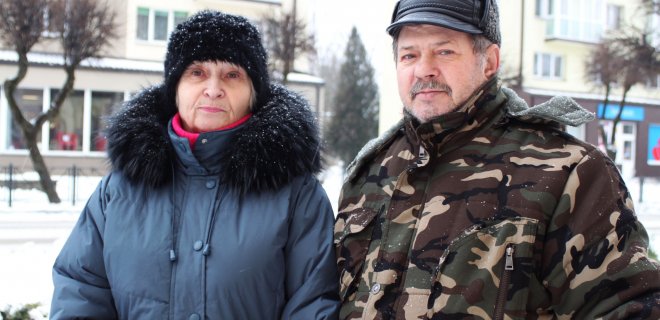 Sutuoktiniai Genė ir Česlovas sausio 13-ąją pamini namuose uždegdami žvakę.