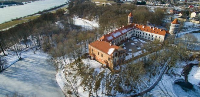 Rajono jaunavedžiai pamėgo Panemunės pilį. / Jono Udrio nuotr.