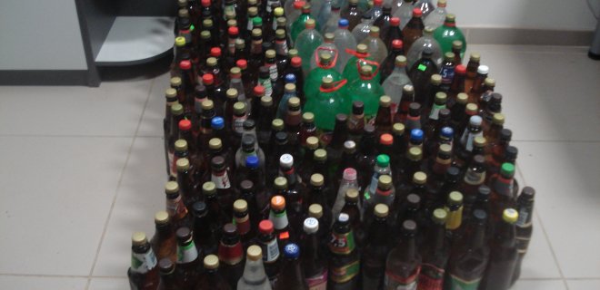 Jurbarko r. PK nuotraukoje: policija rado 19 plastikinių maišų, kuriuose buvo: 6 vnt. plastikinių talpų po 3 l, 2 vnt. - po 2.5 l, 13 vnt. - po 2 l, 22 vnt. - po 1,5 l, ir 142 vnt. - po 1 l.