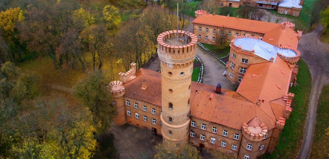 Raudonės pilis - Raudonės pagrindinės mokyklos direktoriaus reikalas. Kol Panemunės pilis klesti, šioji merdi. / turistopasaulis.lt nuotr.