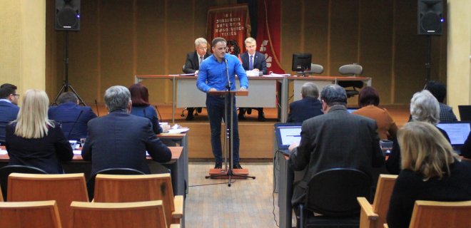 K.Bauža vasario 23 dieną sporto centro 2016 metų veiklos ataskaitą pristatė tarybos nariams. Paaiškėjo, kad jis labiausiai patenkintas lengvaatletikos trenerės Violetos Kokarskajos darbu.