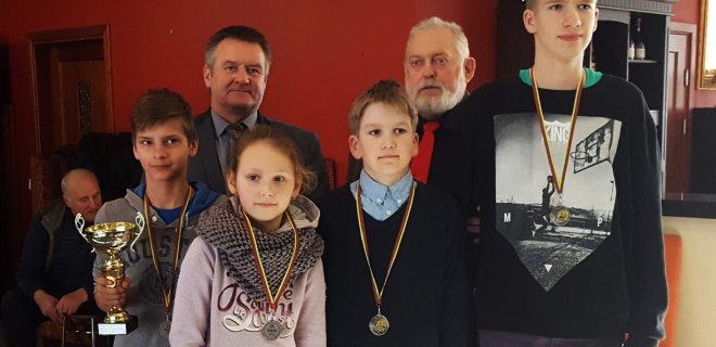 Taurę į Jurbarką parvežusi komanda.