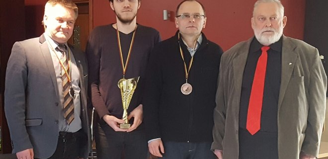 Tomas Jankūnas (antras iš kairės)