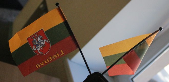 Kurčiais prisistatantys vaikinai tokias vėliavėles už 5 eurus dalino ir Jurbarko miesto gatvėse.