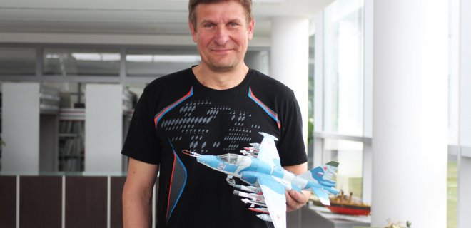 49 metų jurbarkietis Remigijus Tamošaitis su rusišku Su-39, kurį Remigijus yra realiai matęs, čiupinėjęs atlikdamas karinę tarnybą Ukrainoje.